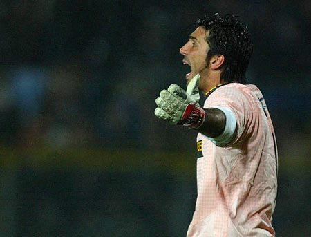 围绕着莱万与凯恩的转会传闻大家觉得拜仁会同意吗？（莱万与凯恩转会传闻发酵，拜仁会放行吗？）