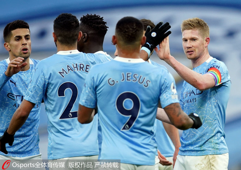 从手足无措到游刃有余，齐达内在公园学着踢毽子（齐达内在公园练踢毽子，从生疏到娴熟）